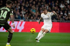 皇家马德里5球惨败足坛，阿隆索表情失色震惊瞬间